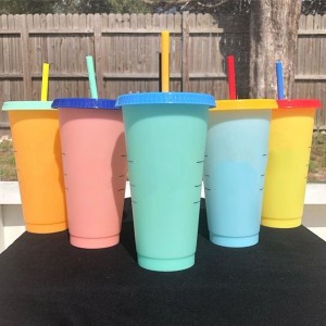 Идеи за нови продукти 2020 Amazon Пластмасови чаши за многократна употреба, променящи цвета си, 700 мл/24 унции, магически чаши, променящи цвета си със студен ефект