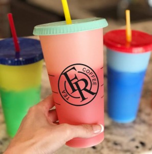 Идеи за нови продукти 2020 Amazon Пластмасови чаши за многократна употреба, променящи цвета си, 700 мл/24 унции, магически чаши, променящи цвета си със студен ефект