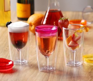 अमेजनका सबैभन्दा धेरै बिक्री हुने १० औंस प्लास्टिक वाइन गिलास पारदर्शी वाइन टम्बलरहरू ढक्कनसहितको डबल भित्ता इन्सुलेटेड वाइन कपहरू